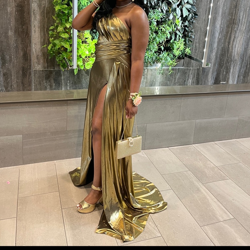 Prom dress worn once , no damage , was altered on the slit to show less leg - Picture 2 of 3